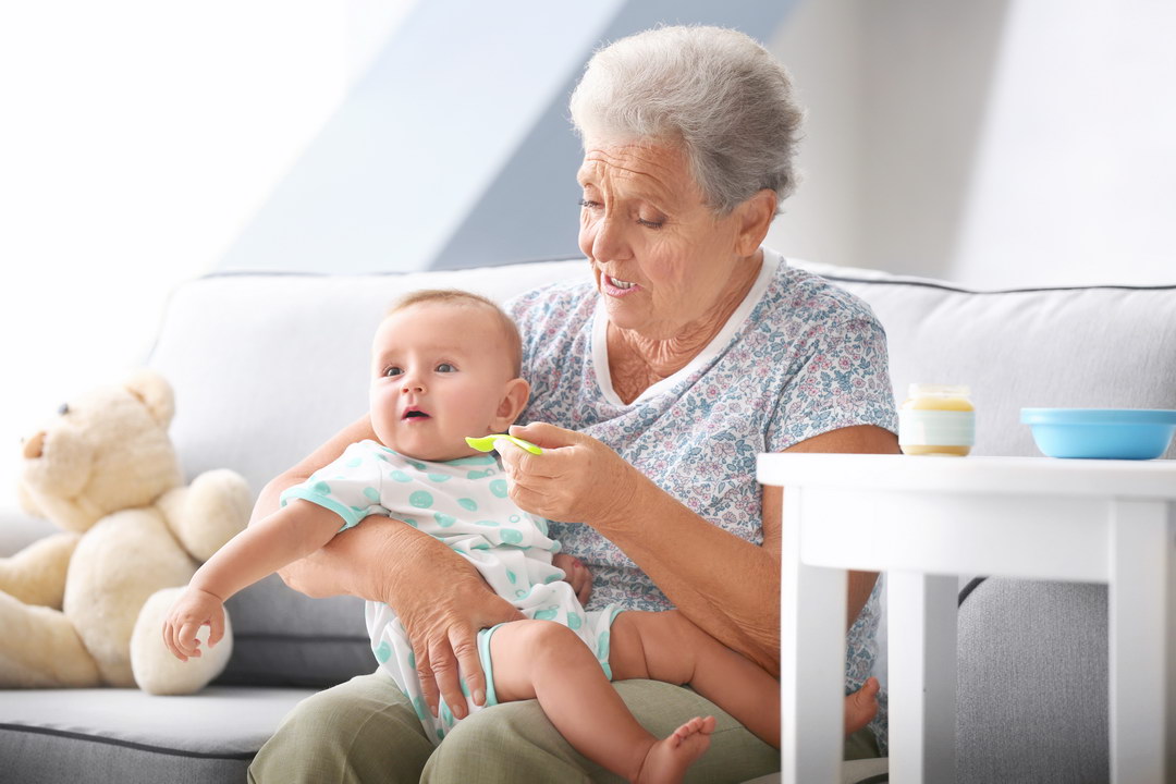 Рискуя здоровьем внука, бабушка кормит его запрещенными продуктами. Как бороться и при этом не испортить отношения?